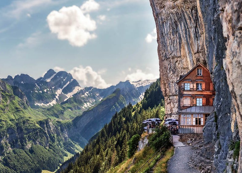 pitoreske Berghütte in den Schweizer Alpen direkt an den Felsen gebaut