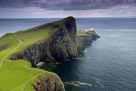 Schottland: Schlösser – Whisky – Dudelsack Historisches Schloss aus hellem Naturstein mit mehreren Türmen, einem Uhrturm und großem Innenhof.
