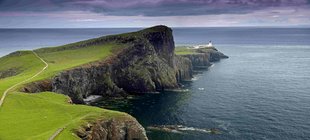 Schottland: Schlösser – Whisky – Dudelsack Historisches Schloss aus hellem Naturstein mit mehreren Türmen, einem Uhrturm und großem Innenhof.