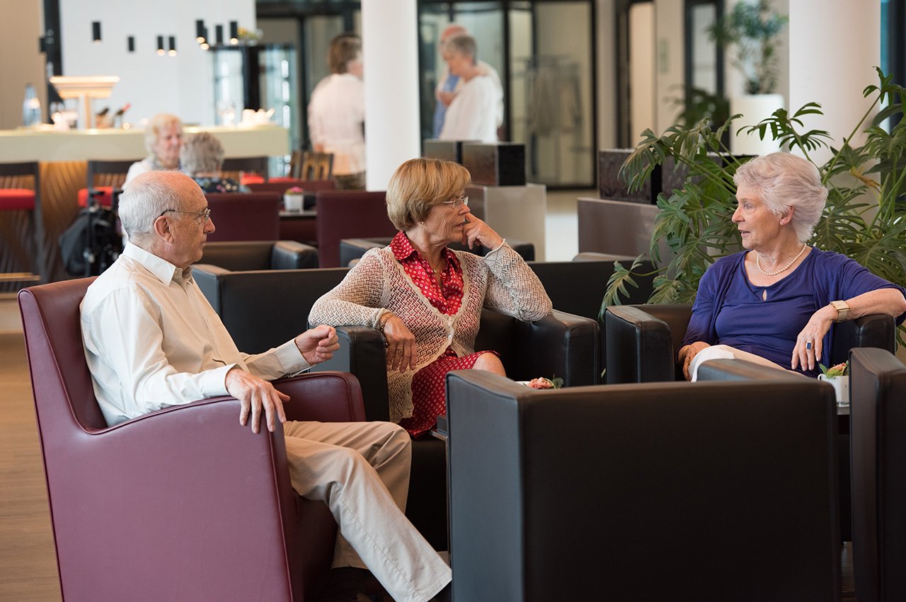 Der großzügige Eingangsbereich lädt zum Verweilen ein und bietet Gelegenheit für Gespräche mit anderen Bewohnerinnen und Bewohnern oder auch mit Ihren Gästen.