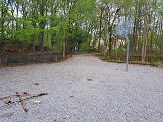Ein Basketballplatz für Spiel und Sport Ein Basketballplatz für Spiel und Sport