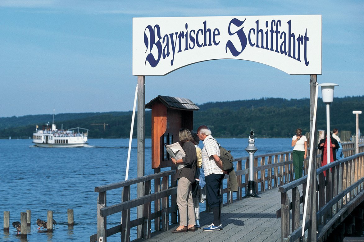 Vom fußläufig erreichbaren Anleger aus können Sie den gesamten Ammersee erkunden. Vom fußläufig erreichbaren Anleger aus können Sie den gesamten Ammersee erkunden.