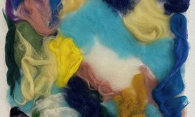 Augustinum Freiburg Ausstellung Bild aus farbiger Märchenwolle
