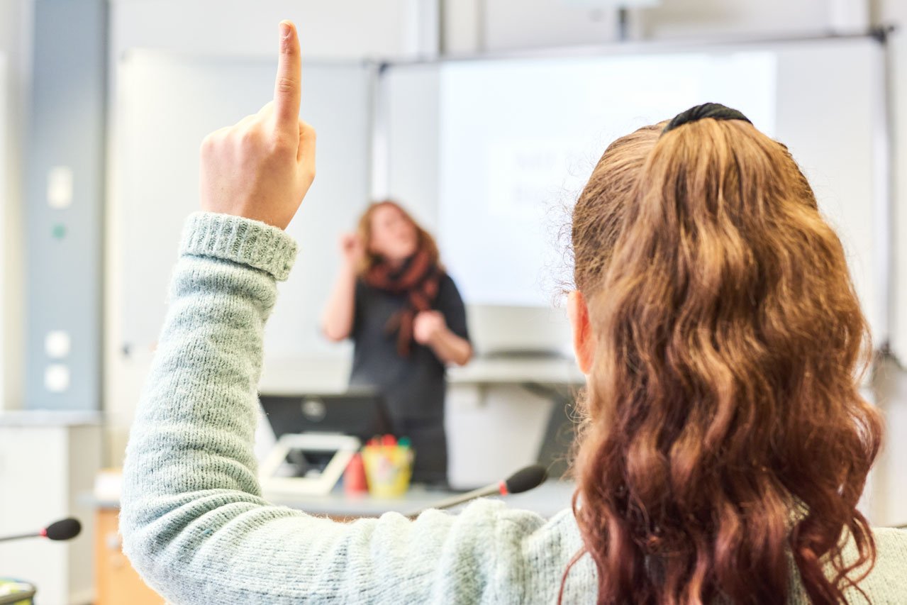Unterricht in Gebärdensprache Eine Lehrerin der Samuel-Heinicke-Realschule ruft eine Schülerin auf, die sich meldet