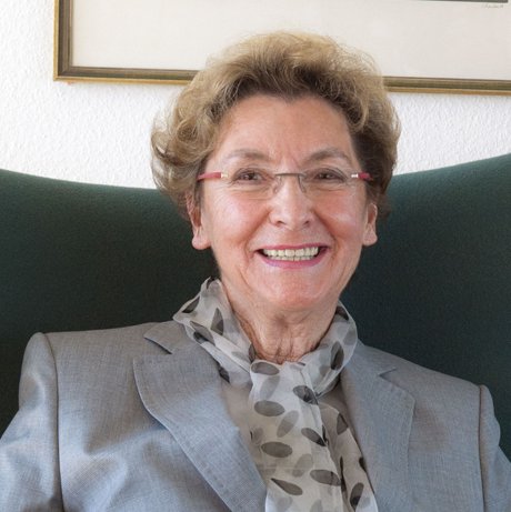 Dr. Sieglinde Schmidt lebt seit 2009 im Augustinum München-Neufriedenheim Dr. Sieglinde Schmidt lebt seit 2009 im Augustinum München-Neufriedenheim