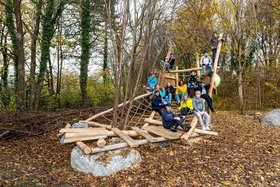 Online Spenden Slider 2 Kinder auf einem Klettergerüst aus Holz