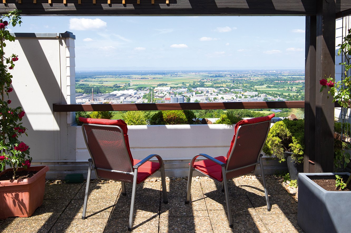 Von der Dachterrasse reicht der Ausblick weit über das Rheintal hinweg bis zum Pfälzer Wald.