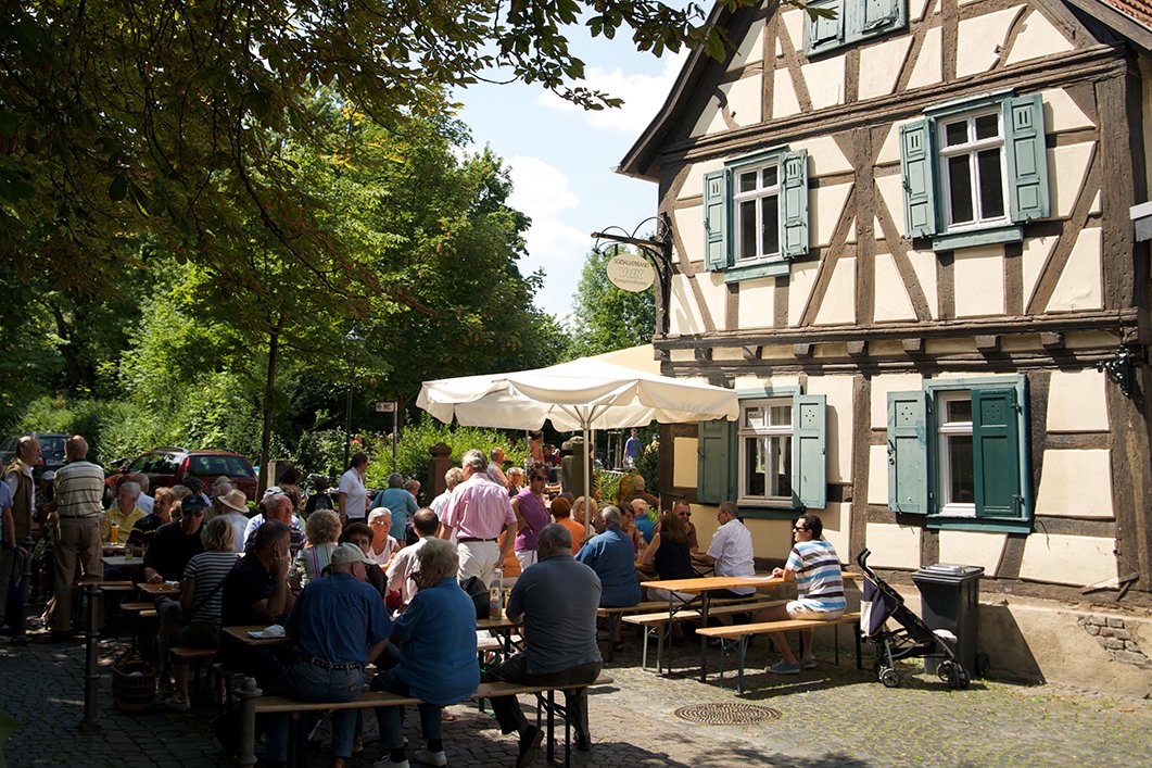 In der näheren und weiteren Umgebung des Augustinum Bad Soden finden Sie viele Ausflugsziele, die einen Besuch wert sind. Biergarten vor einem Landgasthaus