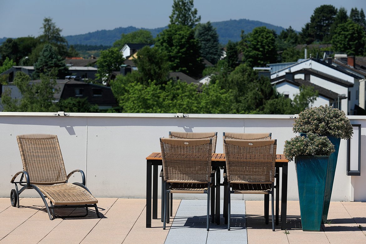 Die sonnige Dachterrasse lädt mit Sonnenstühlen und Sitzecken zum Entspannen ein.