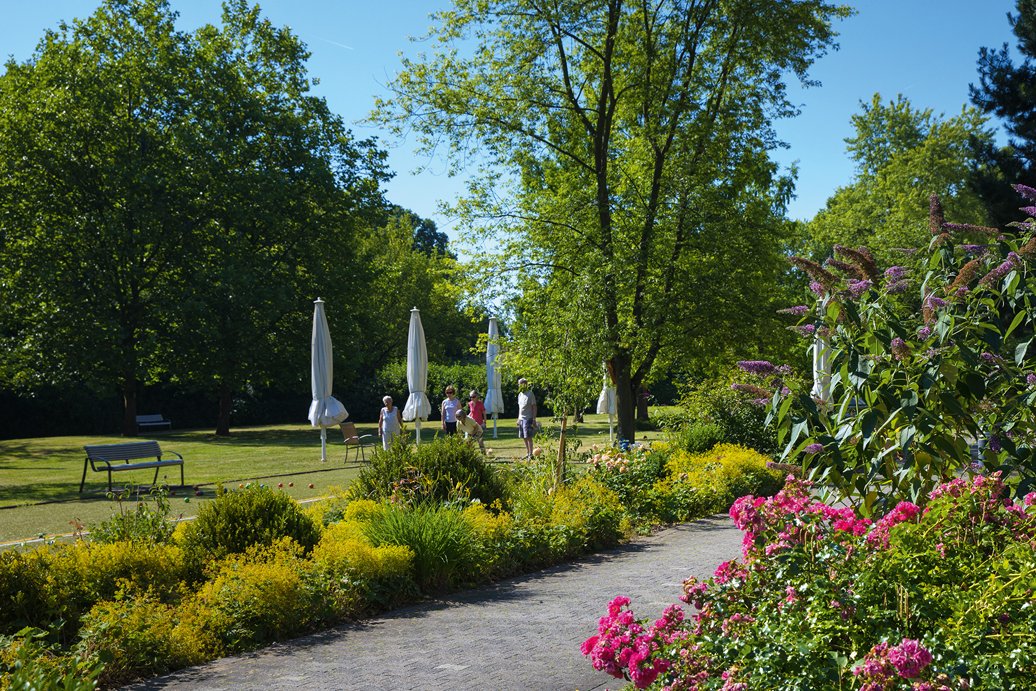 Die Gartenanlage des Augustinum Bad Soden lädt zu Spaziergängen ein. Oder einfach nur zum Verweilen, zum Bocciaspielen, Freiluftschach oder auch zum Tanzen. Gartenanlage des Augustinum Bad Soden