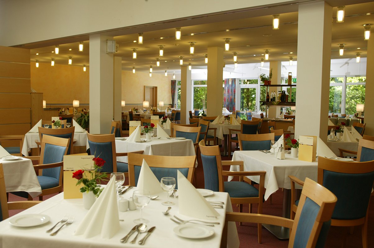 Täglich werden im Restaurant vier verschiedene Drei-Gänge-Menüs serviert. Auch zum Frühstück, Nachmittagskaffe und Abendessen sind Sie eingeladen.