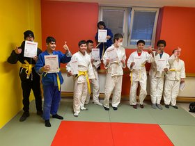 Augustinum Magazin Gürtelprüfung Ein Gruppenbild von Judo-Schülern, die jeweils eine Urkunde in den Händen halten