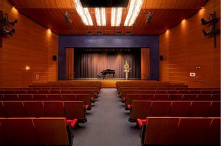 Augustinum Seniorenresidenzen Theater Ein Konzertflügel auf einer Theaterbühne