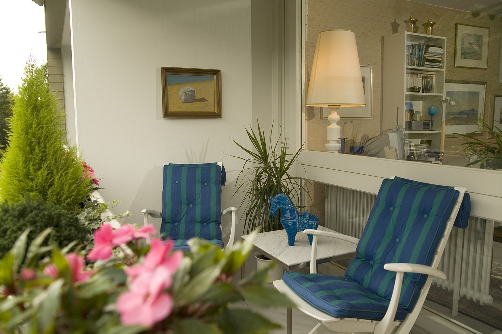 Zu jeder Wohnung gehört eine Loggia, im Erdgeschoss eine Terrasse.