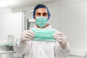 Masken Produktionsmaschine in den Augustinum Werkstätten
