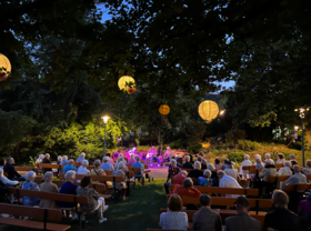 Musiker und Publikum im Park des Augustinum München-Nord