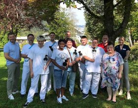 Gruppenbild einer Ausbildungsklasse des Augustinum im Freien