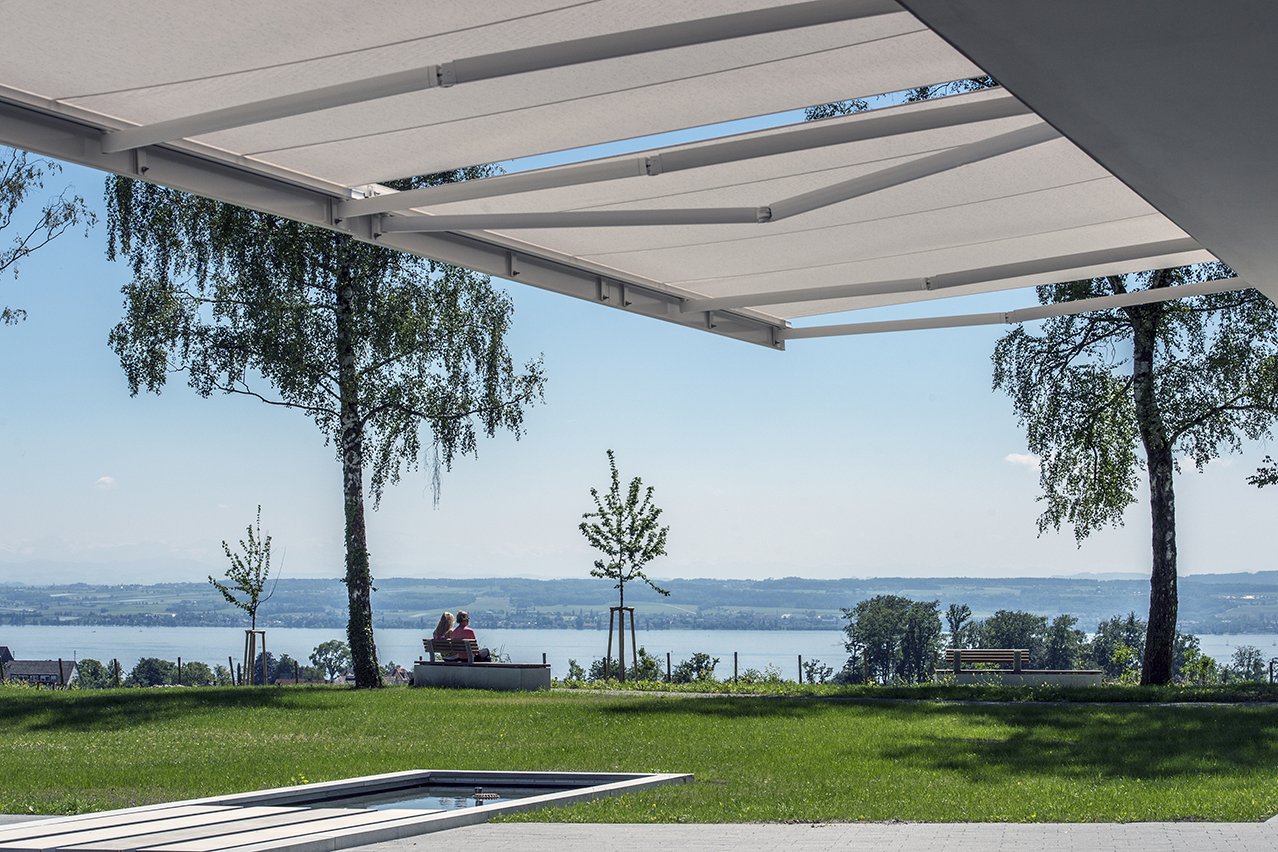 Im Garten des Augustinum Meersburg finden Sie viele Sitzgelegenheiten mit Blick auf den Bodensee. Im Garten des Augustinum Meersburg finden Sie viele Sitzgelegenheiten mit Blick auf den Bodensee.