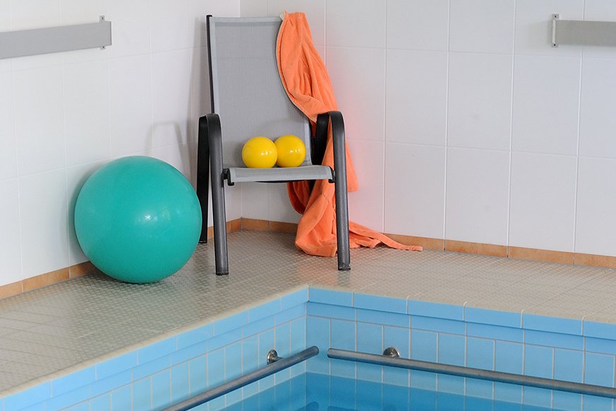 Gymnastikbälle am Schwimmbecken