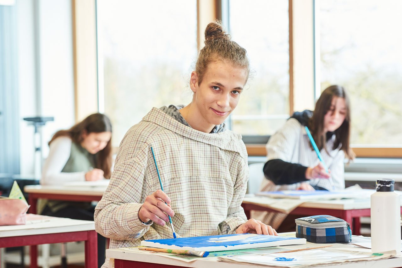 Kunstunterricht Ein Schüler der Samuel-Heinicke-Realschule malt im Kunstunterricht