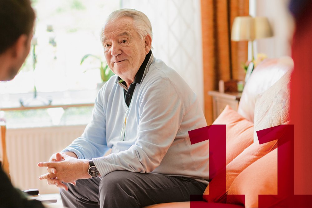 Betreutes Wohnen Plus im Augustinum Ein Senior sitzt in einer Wohnung und unterhält sich