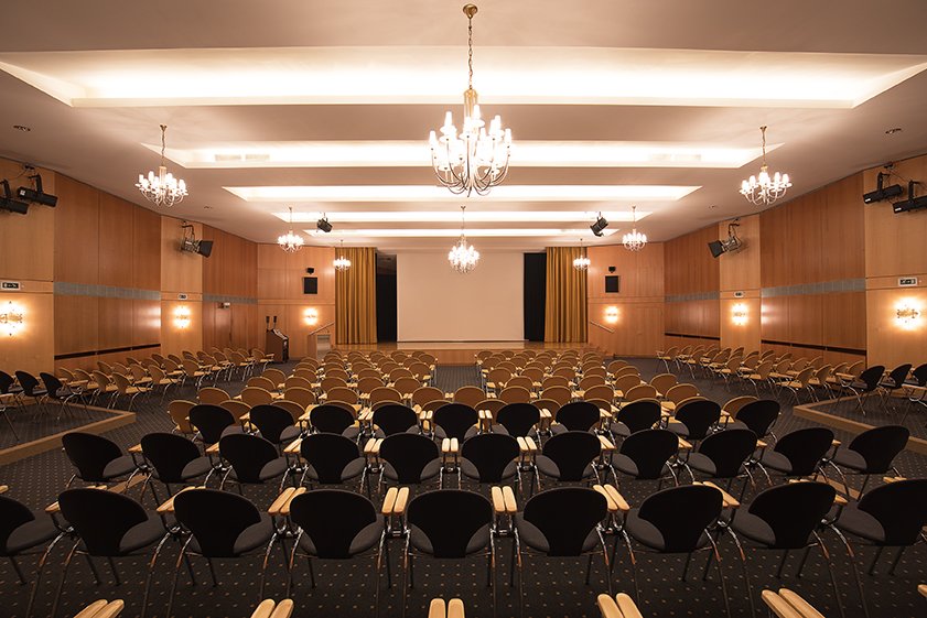 Im Theatersaal finden viele Veranstaltungen statt, die auch von Gästen aus der Nachbarschaft des Augustinum sehr gern besucht werden. Im Theatersaal finden viele Veranstaltungen statt, die auch von Gästen aus der Nachbarschaft des Augustinum sehr gern besucht werden.