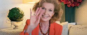 Augustinum Magazin Jutta Kammann Eine Seniorin lächelt und winkt in die Kamera