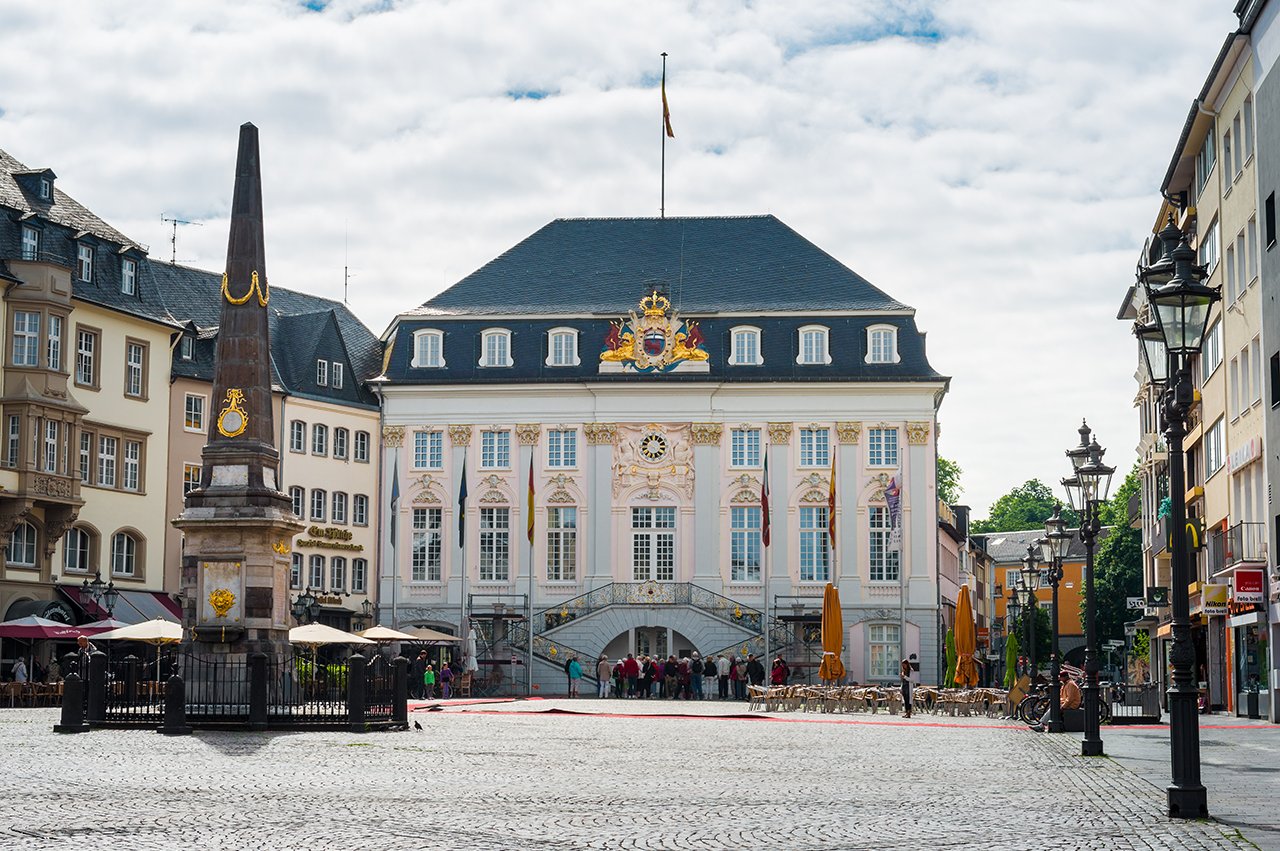 Das Stadtzentrum mit seinen Plätzen, schmalen Gassen und Straßen voller Läden, Cafés und Restaurants erreichen Sie mit einem kurzen Spaziergang. 