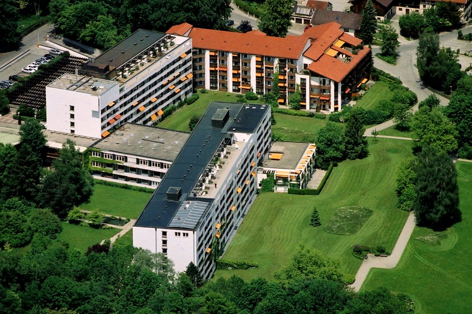 Das Augustinum Dießen am Ammersee liegt inmitten einer großzügigen Parkanlage. Das 1968 eröffnete Haus wurde 1985 durch einen Neubau erweitert (am oberen Bildrand zu sehen). Das Augustinum Dießen am Ammersee liegt inmitten einer großzügigen Parkanlage. Das 1968 eröffnete Haus wurde 1985 durch einen Neubau erweitert (am oberen Bildrand zu sehen).