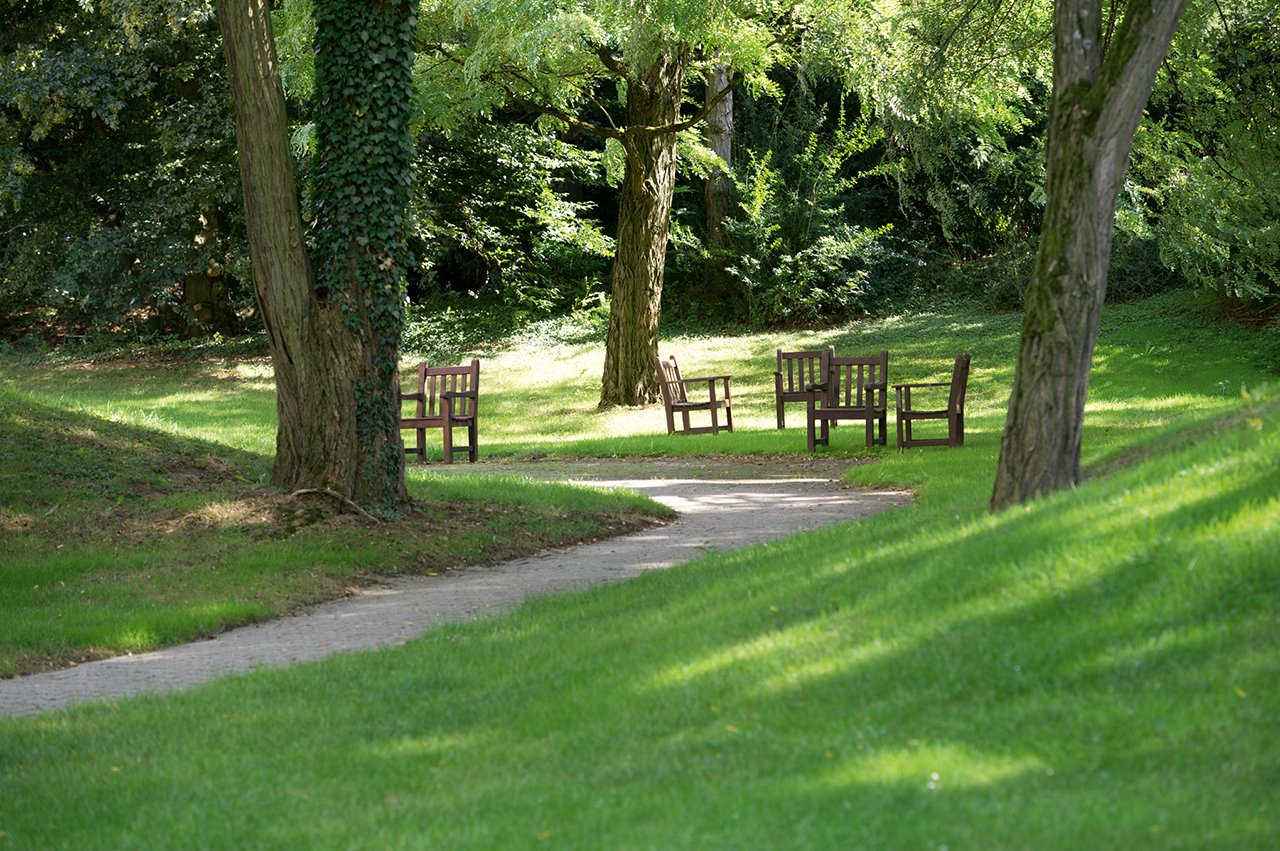 Der 55.000 Quadratmeter große Park bietet neben Spazierwegen und Ruheplätzen im Grünen auch einen wunderschönen Rosengarten. Der 55.000 Quadratmeter große Park bietet neben Spazierwegen und Ruheplätzen im Grünen auch einen wunderschönen Rosengarten.