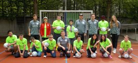 Teamfoto von Jugendlichen der Augustinum Tagesstätte und dem Team von "Kick and Fun" vor einem Fußballtor