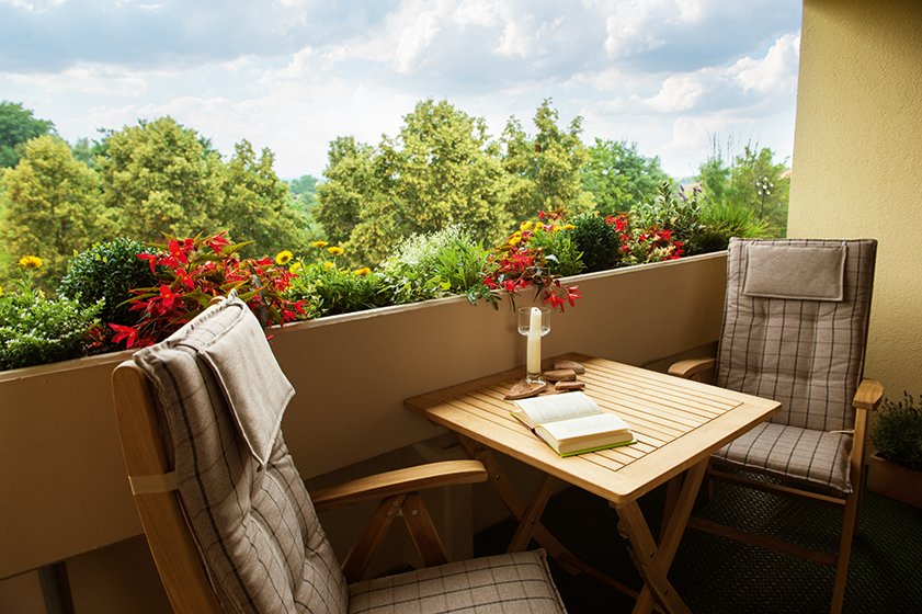 Alle Wohnungen in der Seniorenresidenz Augustinum Roth besitzen eine Loggia oder Terrasse mit Aussicht ins Grüne. Alle Wohnungen in der Seniorenresidenz Augustinum Roth besitzen eine Loggia oder Terrasse mit Aussicht ins Grüne.