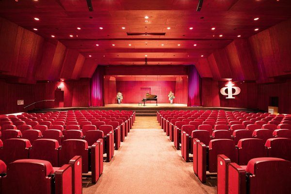 Augustinum Seniorenresidenz Heidelberg Theatersaal Ein Theatersaal mit einer Bühne und roten Sitzen