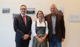 Augustinum Magazin 60 Jahre München-Neufriedenheim Gruppenbild von dem Konzern-Geschäftsführer der Seniorenresidenzen Dr. Johannes Rückert, der Direktorin der Seniorenresidenz München-Neufriedenheim Christine-Maria Rapp und Münchens Oberbürgermeister Dieter Reiter