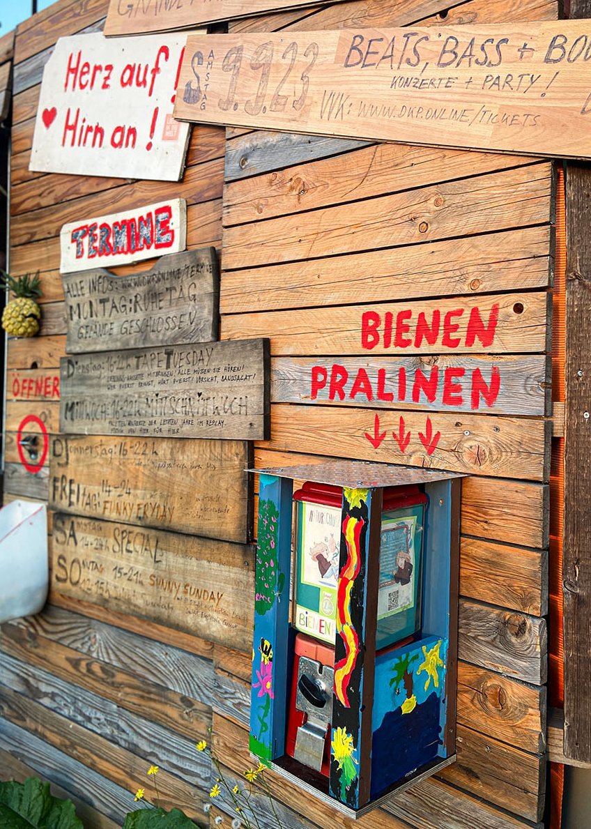 Ein SamenSpender an einer Holzwand