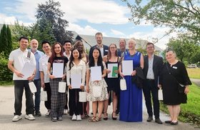 Augustinum Magazin Pflegenachwuchs Gruppenbild der Absolventen der Augustinum Berufsfachschule