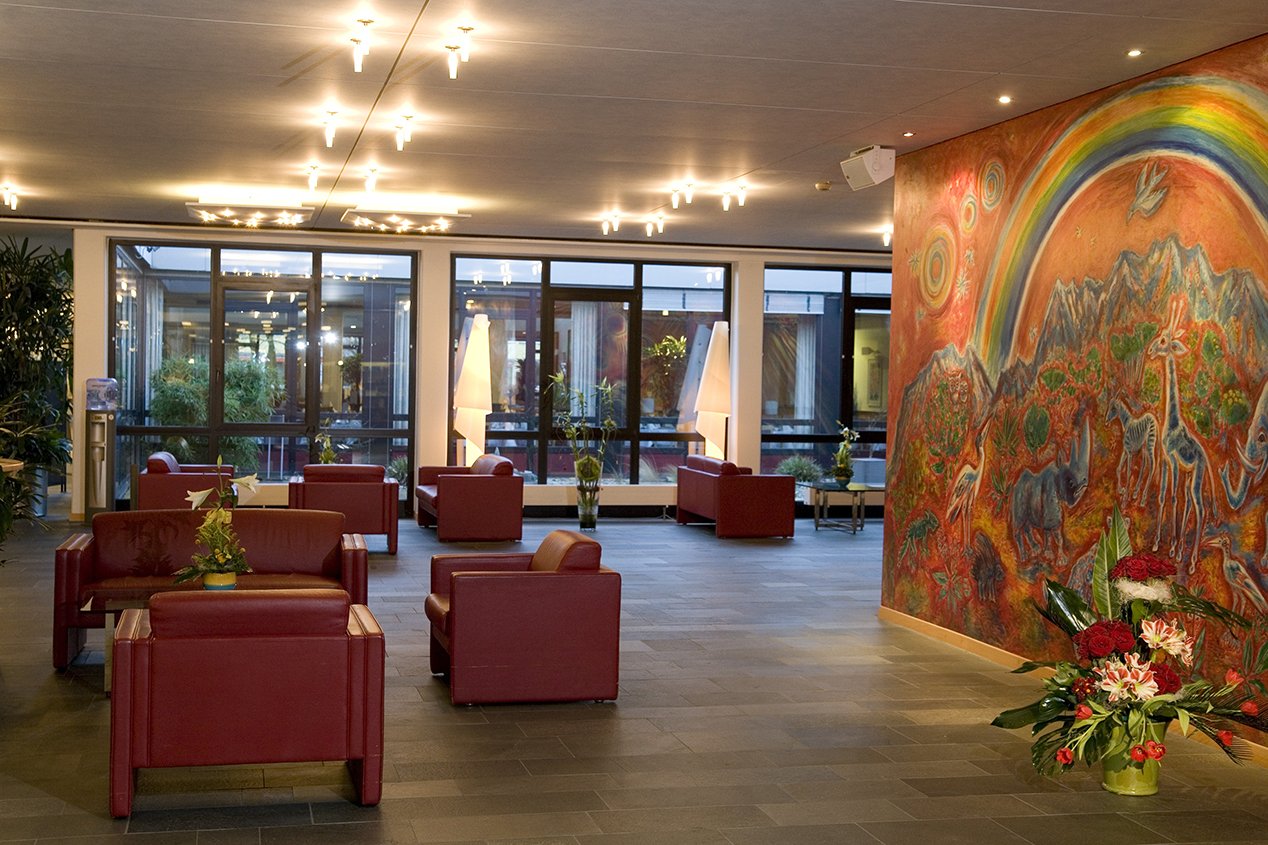 Im Foyer laden gemütliche Sitzgruppen Bewohner und Besucher zum Verweilen ein.