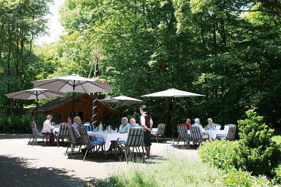 Auch im Garten lässt sich gut sitzen, zum Beispiel beim Nachmittagskaffee.