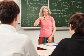 Eine Lehrerin unterrichtet in Gebärdensprache