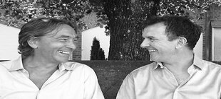 Stefan Hunstein und Bernd Lhotzky auf schwarz-weiß Foto zwei Männer, die lachen