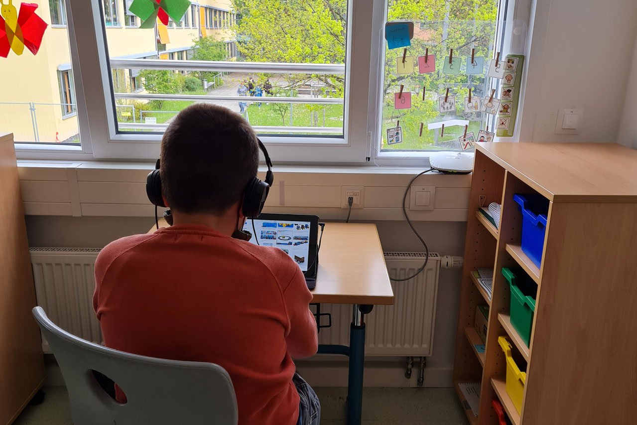 Arbeitsplatz Förderklasse Ein Schüler der Otto-Steiner-Schule sitzt an einem Arbeitsplatz (Lernkoje) der Förderklassen A+.