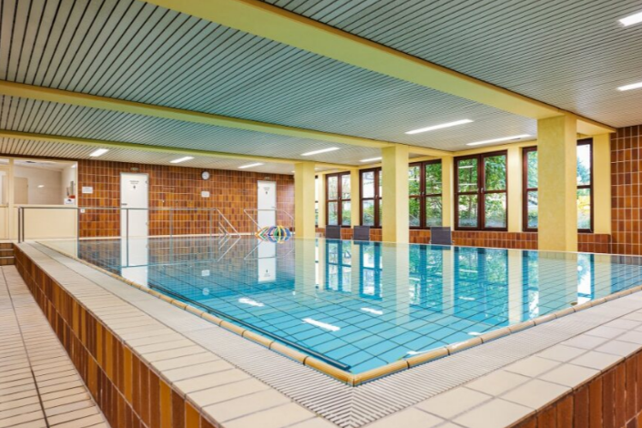 Das Schwimmbad des Augustinum Roth 