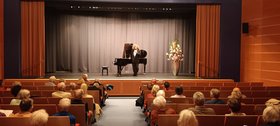 Pianist Vladimir Mogilevsky auf der Theaterbühne des Augustinum Kleinmachnow
