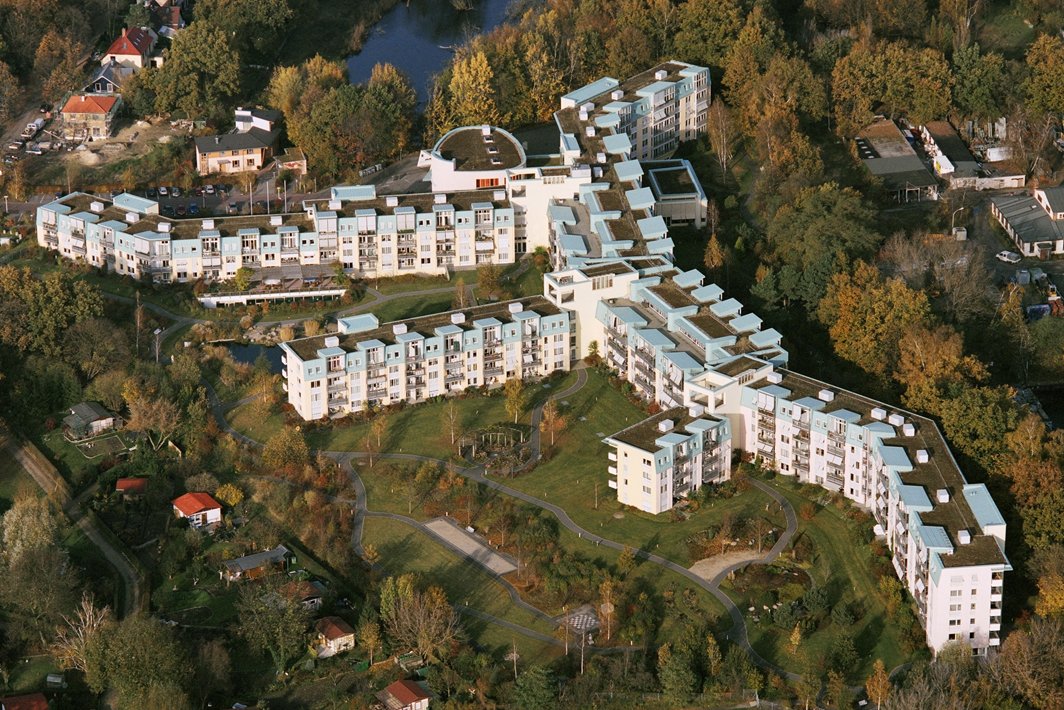 Umgeben von Wald und Wasser liegt das Augustinum Kleinmachnow in unmittelbarer Nachbarschaft zum Berliner Stadtteil Zehlendorf. Umgeben von Wald und Wasser liegt das Augustinum Kleinmachnow in unmittelbarer Nachbarschaft zum Berliner Stadtteil Zehlendorf.