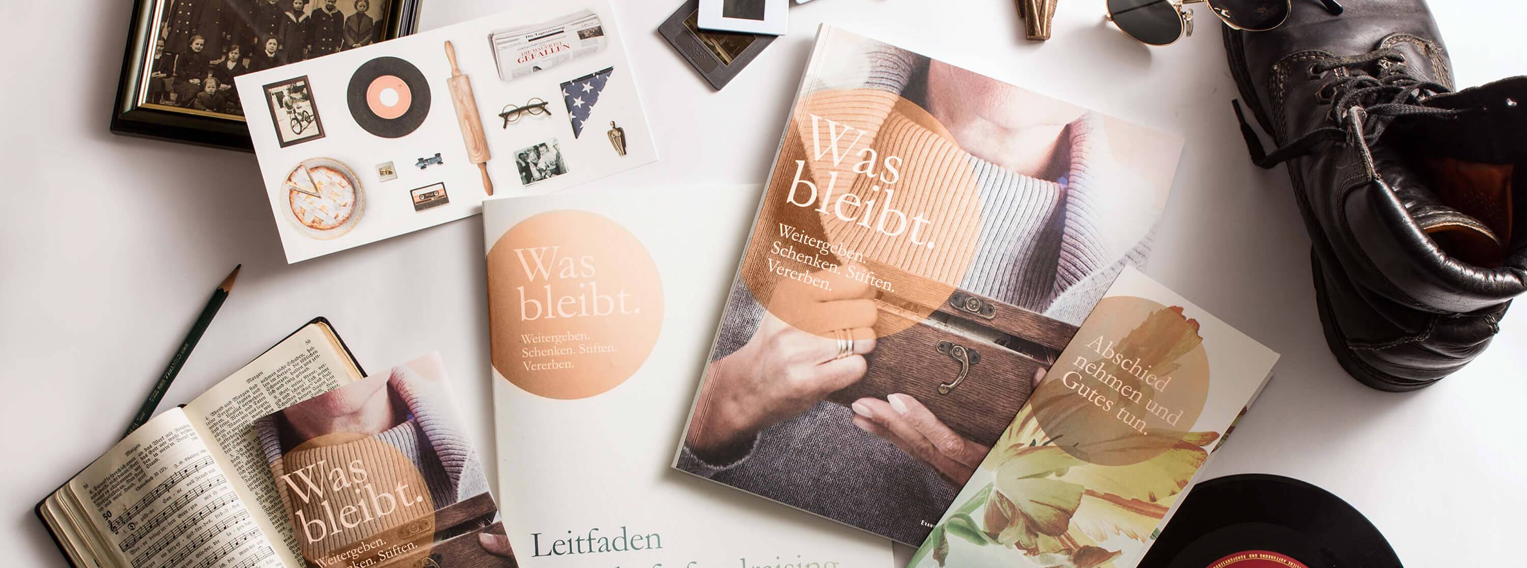 Augustinum Fördermagazin Was bleibt Verschiedene Magazine und Flyer mit der Aufschrift "Was bleibt. Weitergeben. Schenken. Stiften. Vererben."