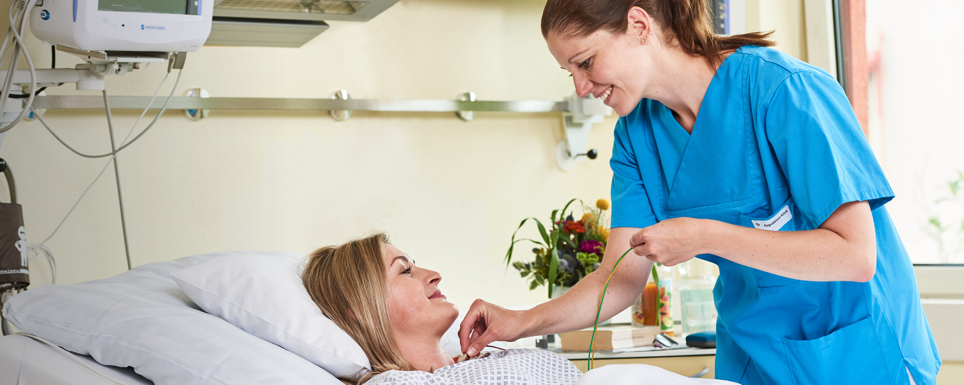 Augustinum Freiwilligendienste Einsatzstellen Kranken Eine Mitarbeiterin der Augustinum Klinik behandelt eine Patientin