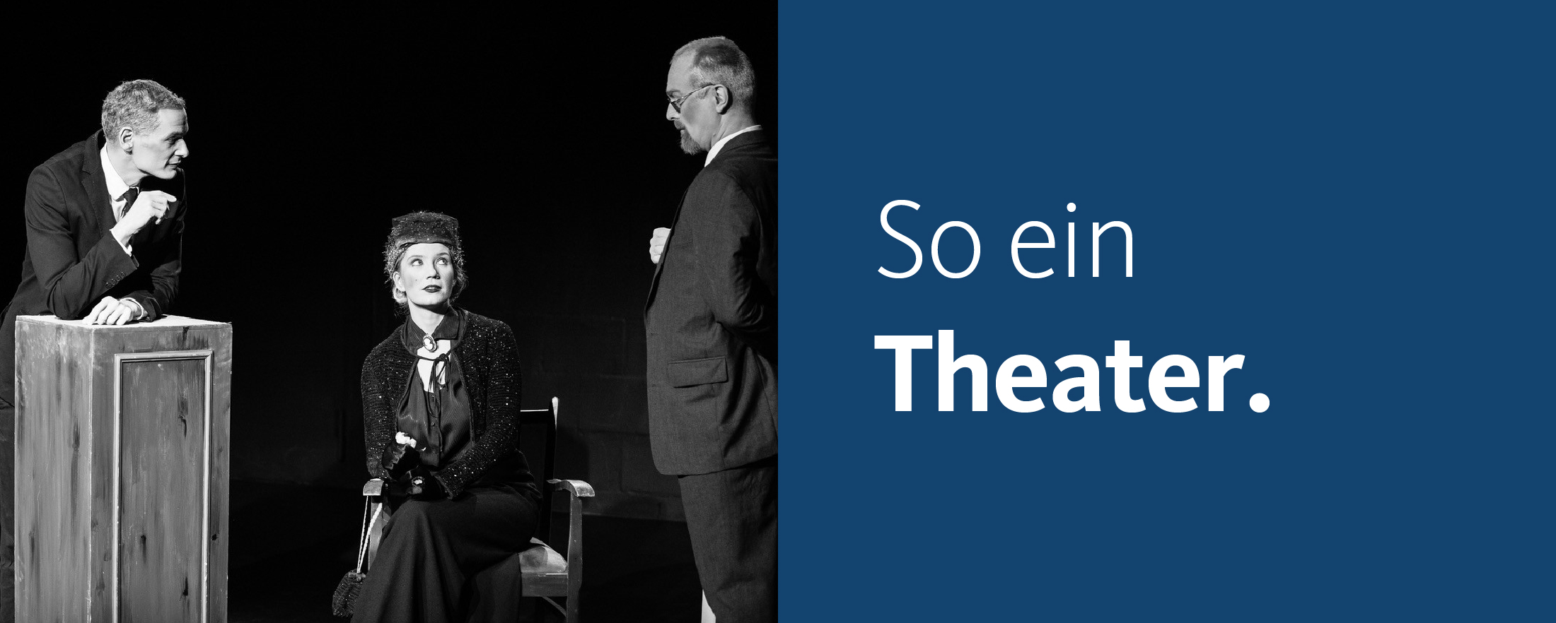 Augustinum Fördermagazin Theater Ein Schwarz-Weiß-Bild von drei Schauspieler*innen auf einer Theaterbühne. Daneben die Worte "So ein Theater"