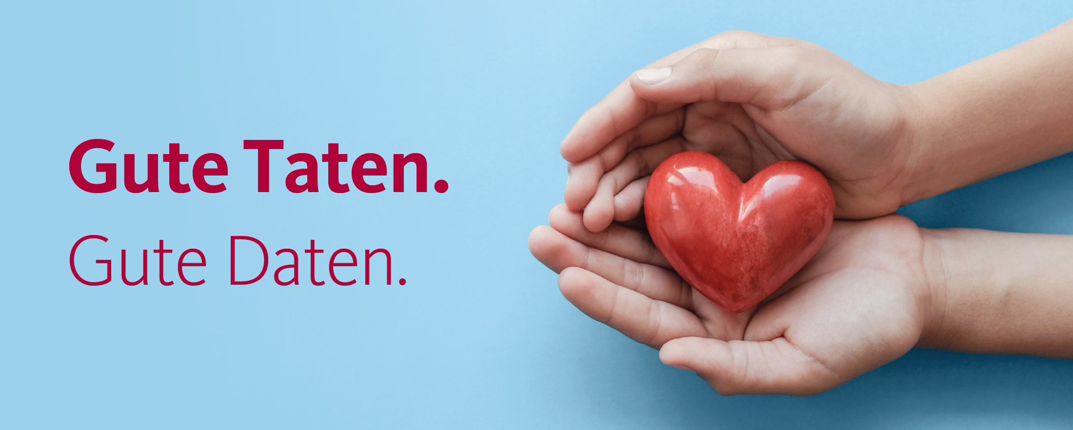 Augustinum Gruppe Spendenorganisationen Zwei Hände halten ein Keramik-Herz, daneben die Worte "Gute Taten. Gute Daten"