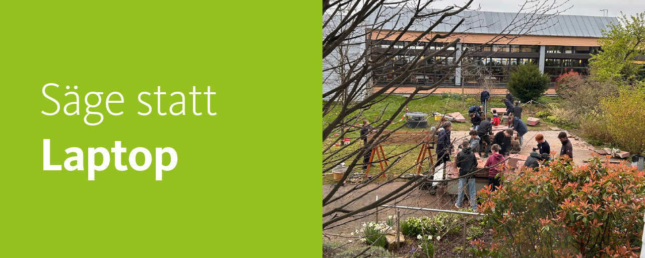Augustinum Fördermagazin Gartengestaltung statt Schulalltag Vogelperspektive von Schüler*innen, die im Freien mit Holz arbeiten. Daneben die Worte "Säge statt Laptop"