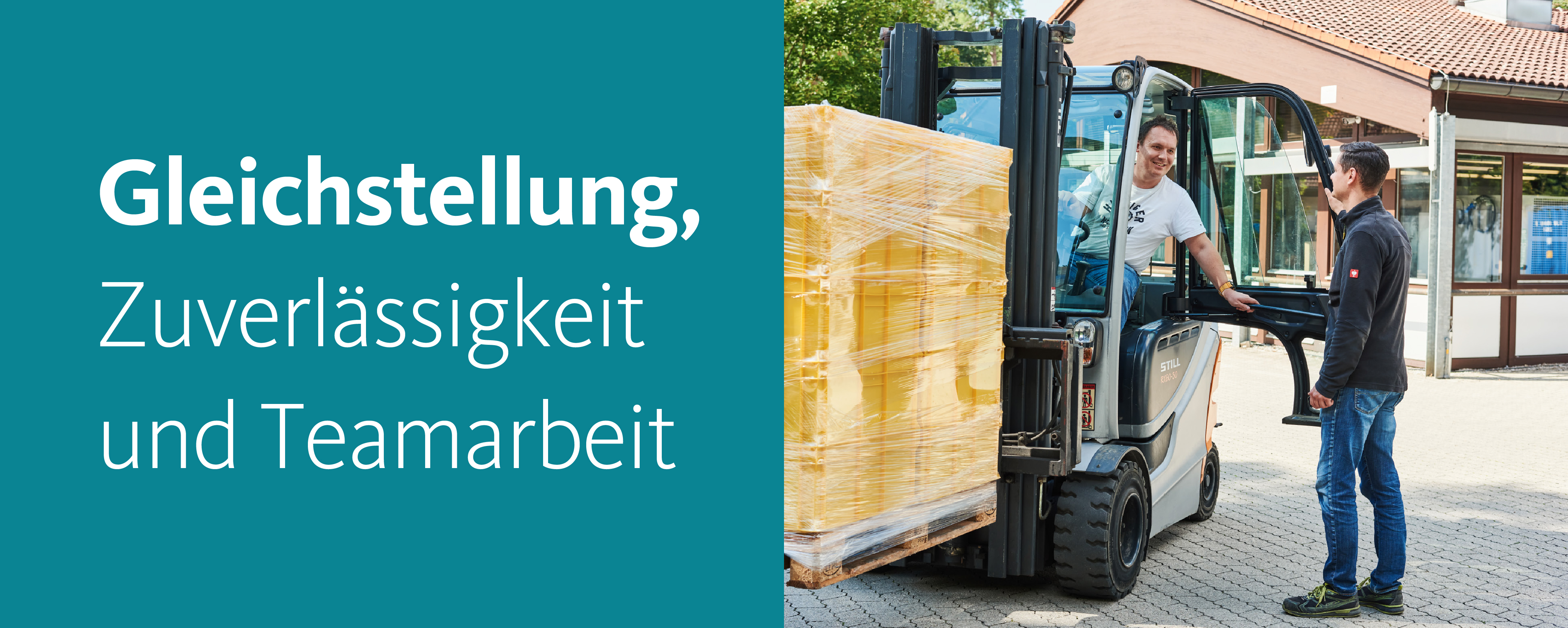 Mann sitzt in Gabelstapler und anderer Mann steht daneben und unterhält sich mit ihm